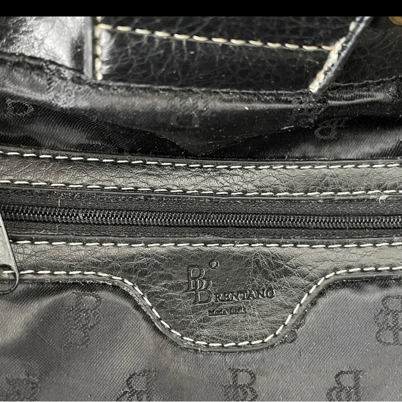 B Brentano bag. Color:brown. Adjustable shoulder strap.